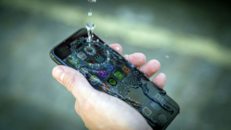5 bước xử lý khi điện thoại iPhone bị vô nước